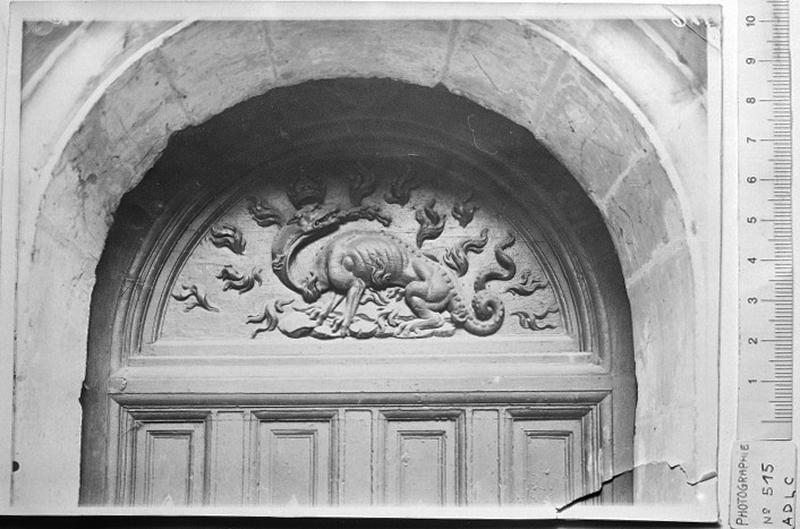 Bâtiment est, porte d'entrée, vantail. Détail : salamandre du tympan de la porte (avant restauration).