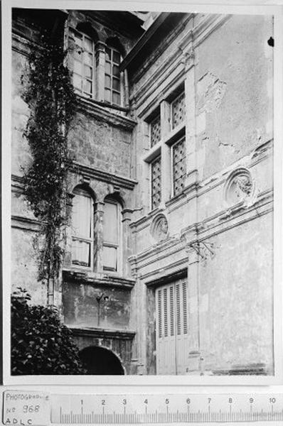 Bâtiment ouest, façade de l'escalier et pavillon nord-ouest (avant restauration).