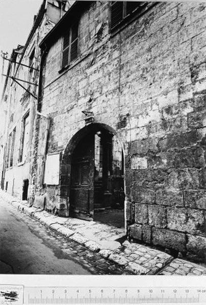 Mur de clôture et portail (avant restauration).