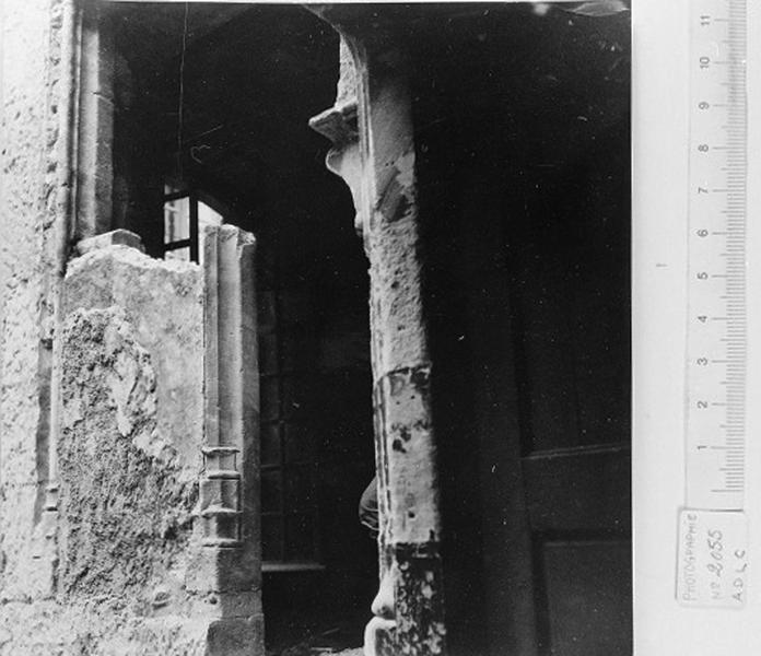 Bâtiment ouest, façade sur cour, fenêtre du rez-de-chaussée (en cours de restauration).