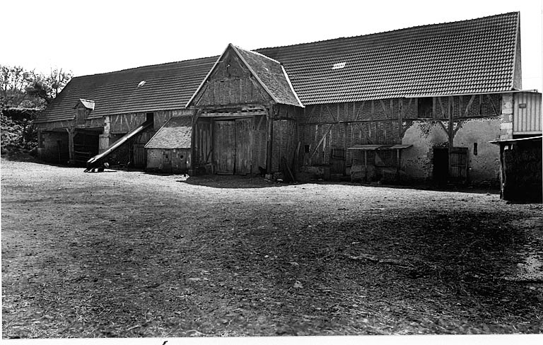 Vue générale de la grange-étable (E) et du hangar (F), du nord-ouest.