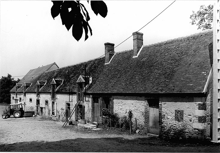 Vue générale du corps de bâtiment comprenant le logis (A), les étables (B), et la remise (C), du sud-est.