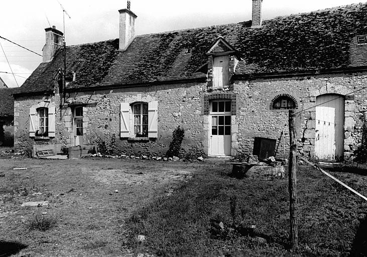 Vue générale du logis (A), du sud-ouest.