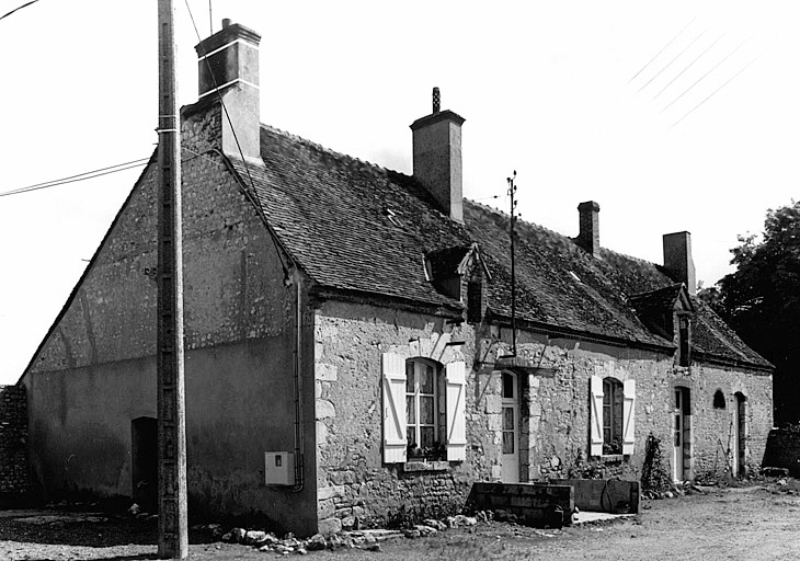 Vue générale du logis (A), de l'ouest.