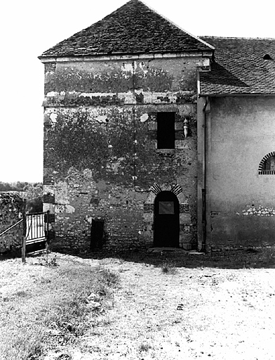 Vue générale du pigeonnier (B), du nord-est.
