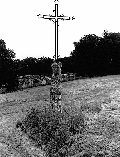 Vue générale d'une croix sur socle en pierre de récupération, située entre le château et l'amphithéâtre.