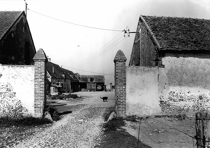 Vue générale de la cour à travers le portail, de l'est.