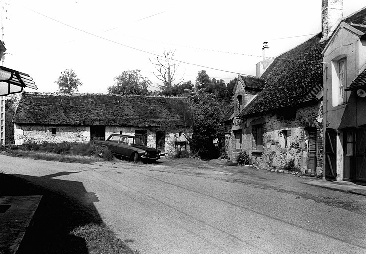 Les Comnailles : vue d'ensemble de logis accolés et de leurs parties agricoles, de l'est.