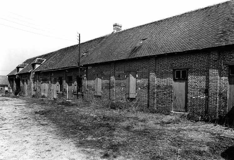 Les Copeaux : vue de détail d'un corps de bâtiment de la deuxième moitié du XIXe siècle abritant successivement l'écurie, le logis et le hangar, du sud-est.