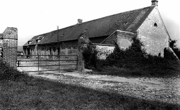 Vue générale d'un corps de bâtiment de la deuxième moitié du XIXe siècle abritant successivement l'écurie, le logis et le hangar, du sud-est.