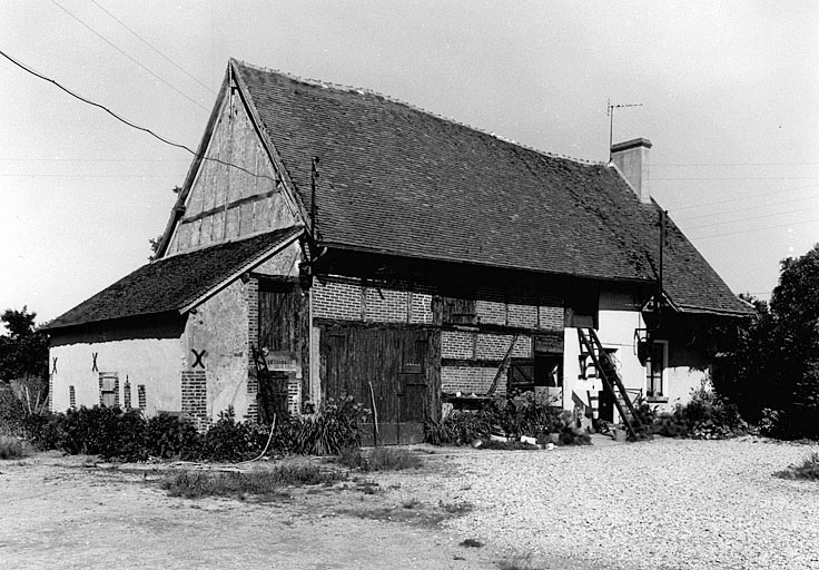 Vue de volume du corps de bâtiment présentant, de gauche à droite, la porcherie en appentis, la grange, puis le logis, de l'ouest.