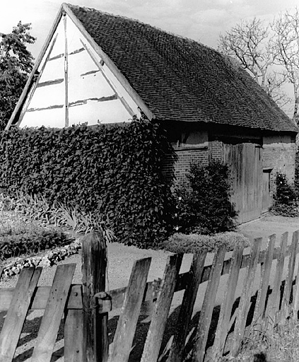 Village, route de Toucy : vue de volume de la grange, de l'est.