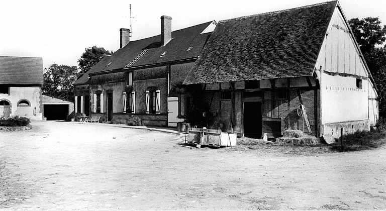Vue de volume du logis, à gauche, reconstruit en 1909, et de la remise à droite, du sud-est.