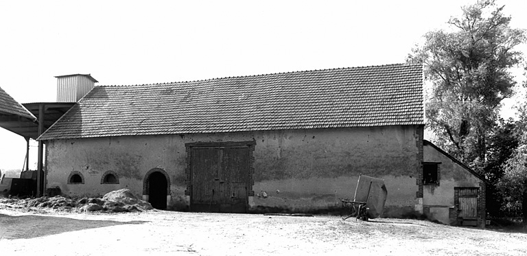 Vue d'ensemble de la grange-étable, à gauche, et de la remise, à droite, de l'est.