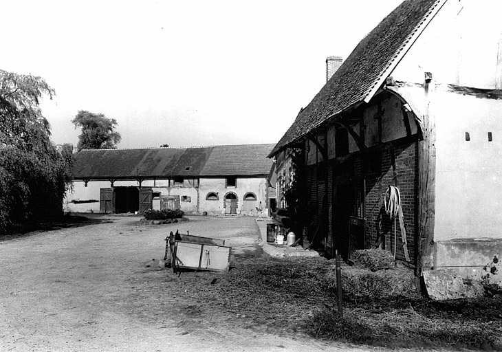 Vue générale de la grange-étable (date portée 1893), du nord.
