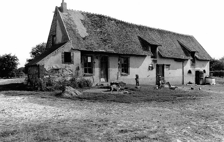 Vue générale du corps de logis avec, de gauche à droite, le four à pain, le logis et les deux étables, du sud-ouest.