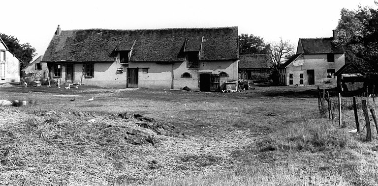 Vue générale du corps de logis avec, de gauche à droite, le four à pain, le logis, les deux étables, du sud (à l'arrière-plan, un second corps de logis en ruine).