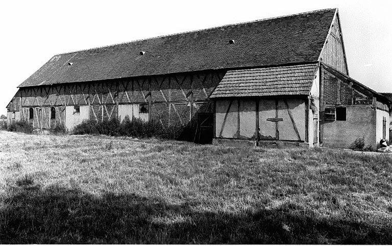 Vue générale de l'élévation postérieure de la grange-étable, du sud.