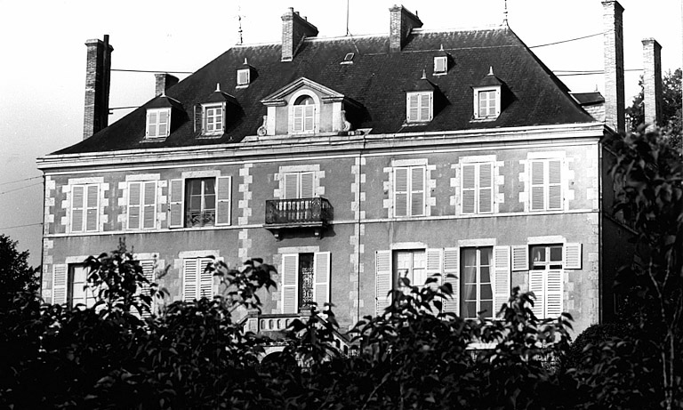 Vue générale de la façade postérieure du château donnant sur le canal de Briare et le Loing, du nord-est.