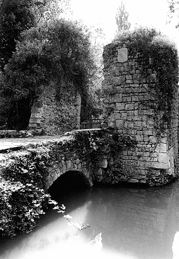 Vue générale de l'ouvrage d'entrée, de l'ouest.