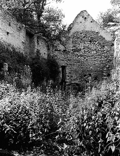 Vue générale intérieure des vestiges de l'angle sud du corps de bâtiment qui était adossé à la courtine.