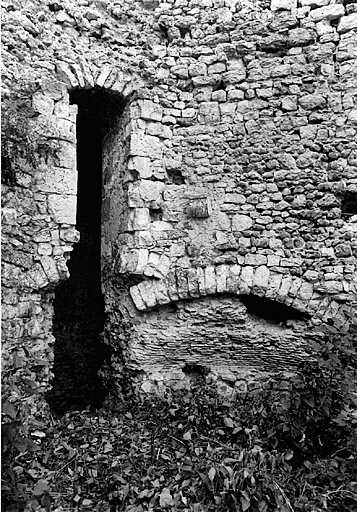 Vue de détail de l'entrée de la tour d'angle sud-est.