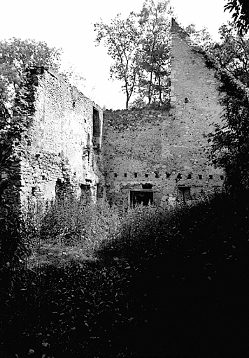 Vue générale intérieure des vestiges de l'angle nord du corps de bâtiment qui était adossé à la courtine.