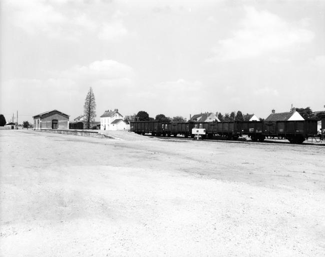 Vue d'ensemble de la gare de chemin de fer.