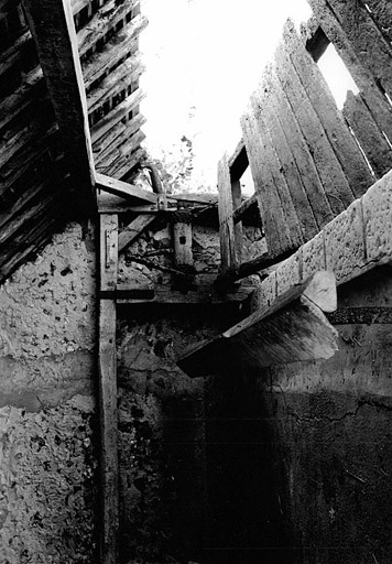 Vue générale intérieure du lavoir avec les planches en position haute.