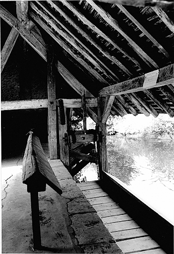 Vue générale intérieure du lavoir avec les planches en position basse.