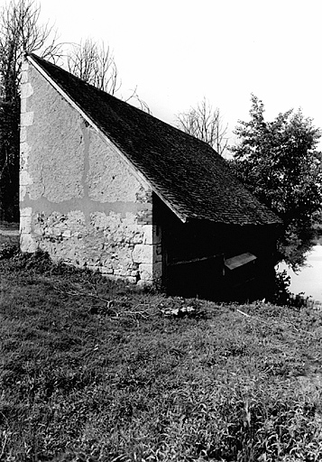 Vue générale du lavoir, du nord-est.