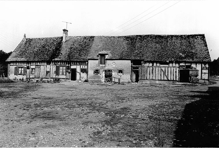 Vue générale de la façade antérieure du corps de bâtiment principal, du sud-est.
