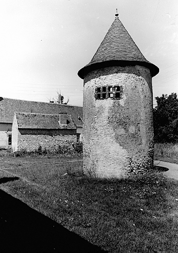 Vue générale du colombier et du four à pain, du sud.