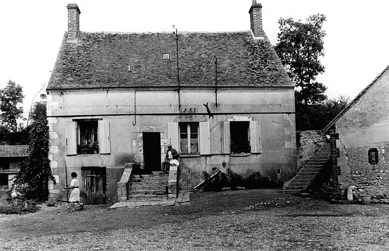 Vue générale de l'élévation antérieure du logis, du sud.
