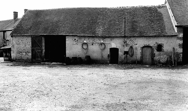 Vue générale de l'élévation antérieure de la grange-étable, de l'est.