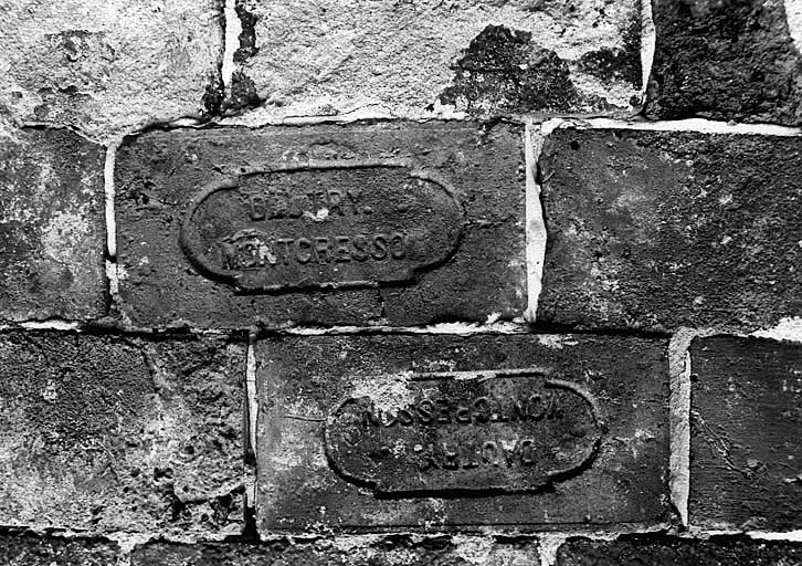 Vue de détail de la réfection en brique réalisée au XIXe siècle dans le logis du moulin, à la façade antérieure.