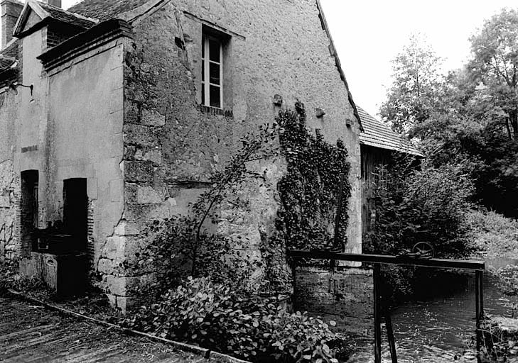 Vue des vestiges des vannes sur le Loing.