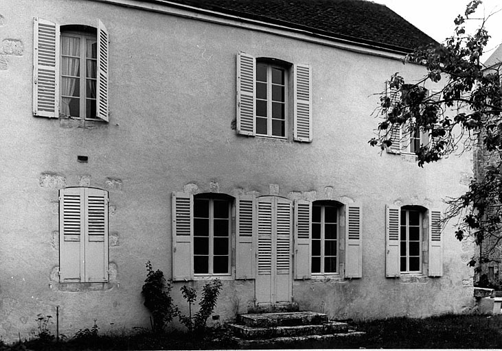 Vue générale de la façade postérieure portant la date 1734, du sud.