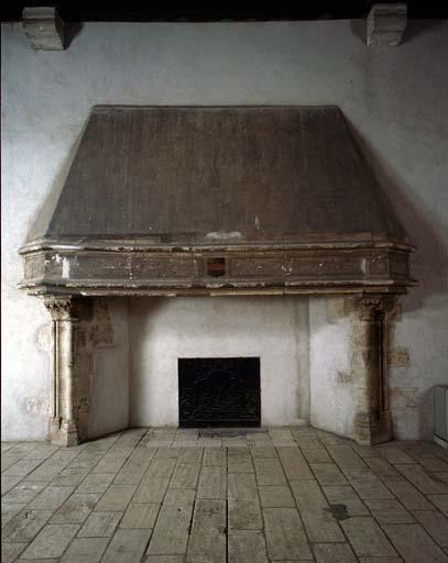 Rez-de-chaussée, salle des gardes, cheminée. Vue géométrale.