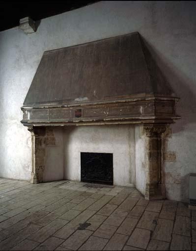 Rez-de-chaussée, salle des gardes, cheminée. Vue de volume.