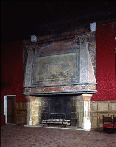 Premier étage, grande salle, cheminée. Vue de volume.