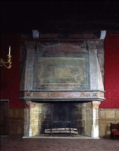 Premier étage, grande salle, cheminée. Vue géométrale.