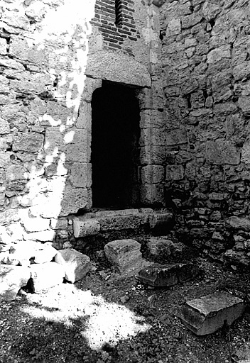 Vue générale de la porte en rez-de-chaussée de la tour dite de Becquerel.