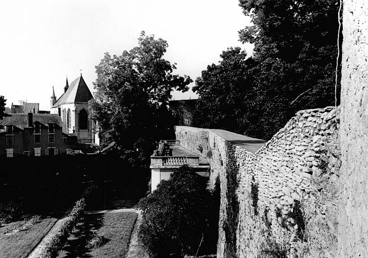 Vue d'ensemble de la courtine nord reliant la tour dite de Vauvert et la tour dite de Becquerel.