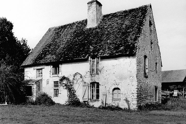 Vue générale du corps de logis primitif du château du XVe siècle faisant aujourd'hui partie de la ferme de Bennes, du sud-est.