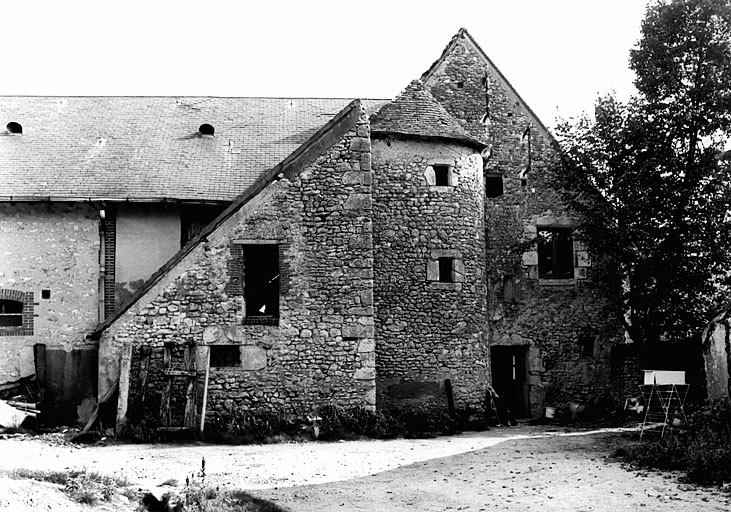 Vue générale du corps de logis primitif du château du XVe siècle faisant aujourd'hui partie de la ferme de Bennes, de l'ouest.