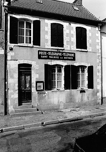 Vue générale de l'autre partie de la maison devenue aujourd'hui la poste, côté rue, du sud-est.