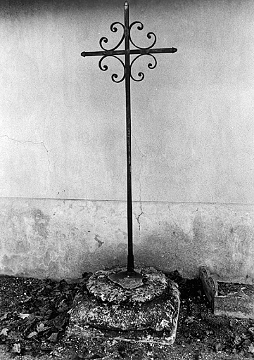 Saint-Maurice-sur-Aveyron : vue générale d'une croix portant la date 1825, et dont le socle est un chapiteau provenant de l'abbaye de Fontainejean.
