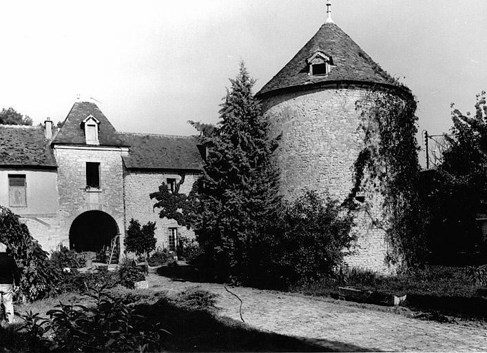 Vue générale de la cour intérieure et du pigeonnier, du sud-ouest.