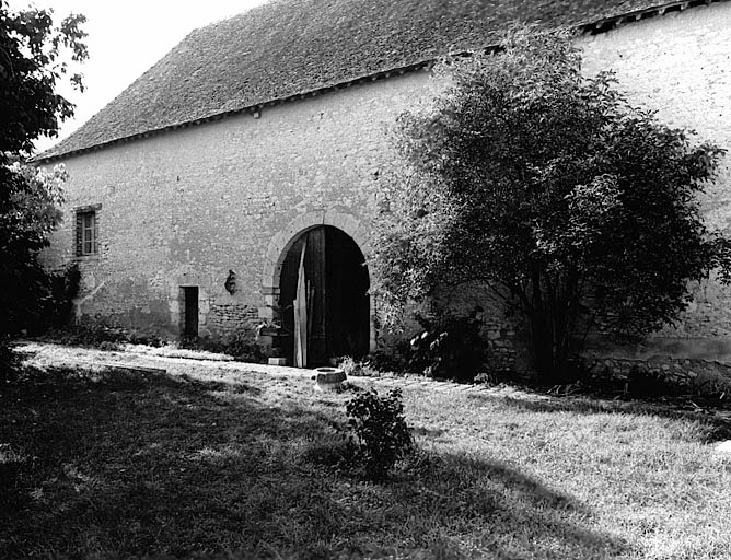 Vue générale de l'élévation antérieure de la grange, de l'est.